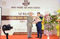 Ông Nguyễn Đức Đoàn – Chủ tịch Hội nam y Việt Nam (bên trái)