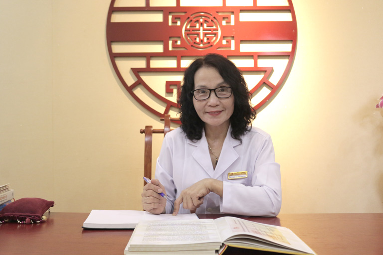 Bác sĩ Lê Phương là người có hơn 40 năm trong việc khám chữa bệnh phụ khoa bằng YHCT
