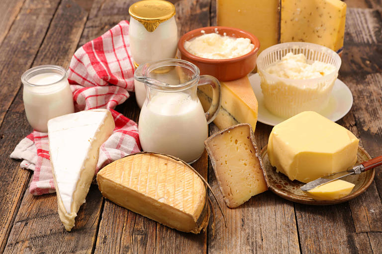 Sữa và chế phẩm từ sữa cung cấp nhiều vitamin, khoáng chất tốt cho xương khớp