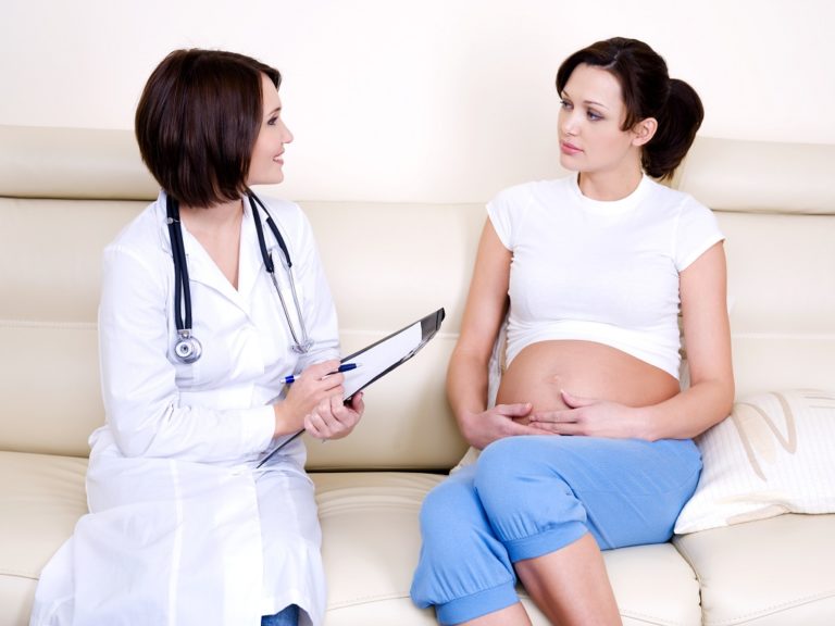 Mẹ bầu bị đau dạ dày nên đến gặp bác sĩ để được khám và tư vấn sử dụng thuốc phù hợp