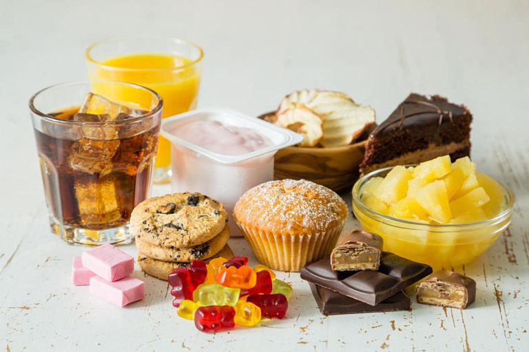 Mắc bệnh viêm đa khớp dạng thấp không nên ăn quá nhiều đường, đồ ngọt