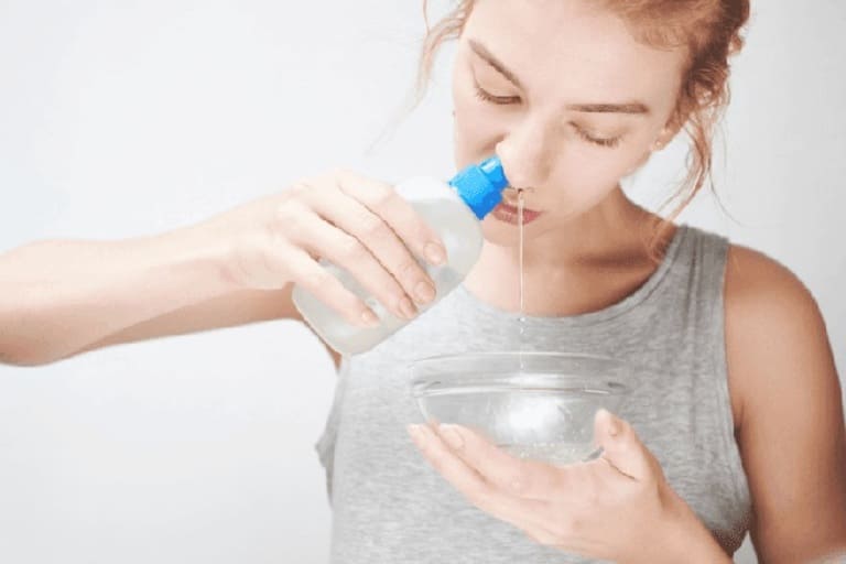Sử dụng nước muối sinh lý giúp ngăn ngừa các tác nhân gây kích thích dị ứng