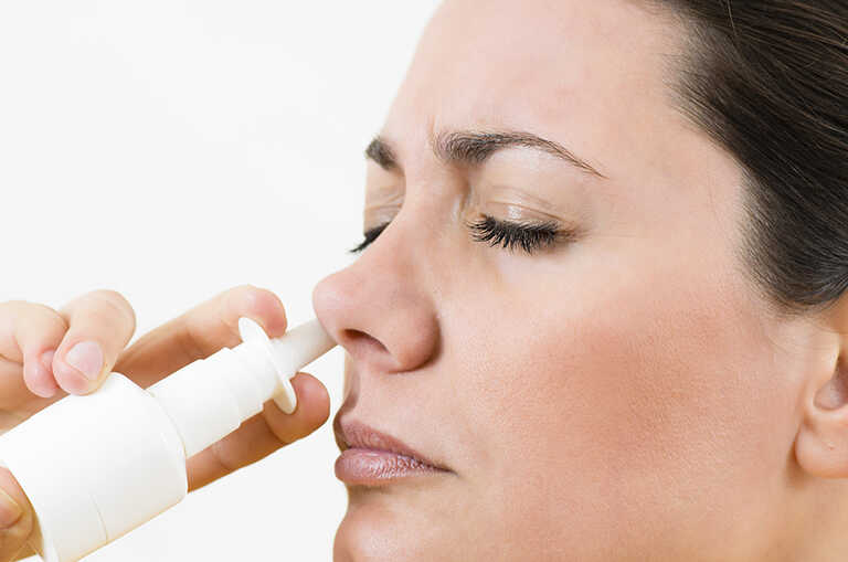 Thuốc corticoid dạng xịt giúp cải thiện các triệu chứng ngứa mũi và làm thông mũi