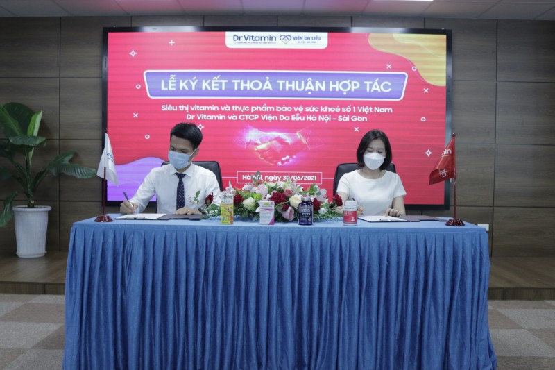 Đại diện DrVitamin và CTCP Viện Da Liễu Hà Nội - Sài Gòn đặt bút ký kết hợp tác toàn diện, song hành trên chặng đường bảo vệ sức khỏe cộng đồng